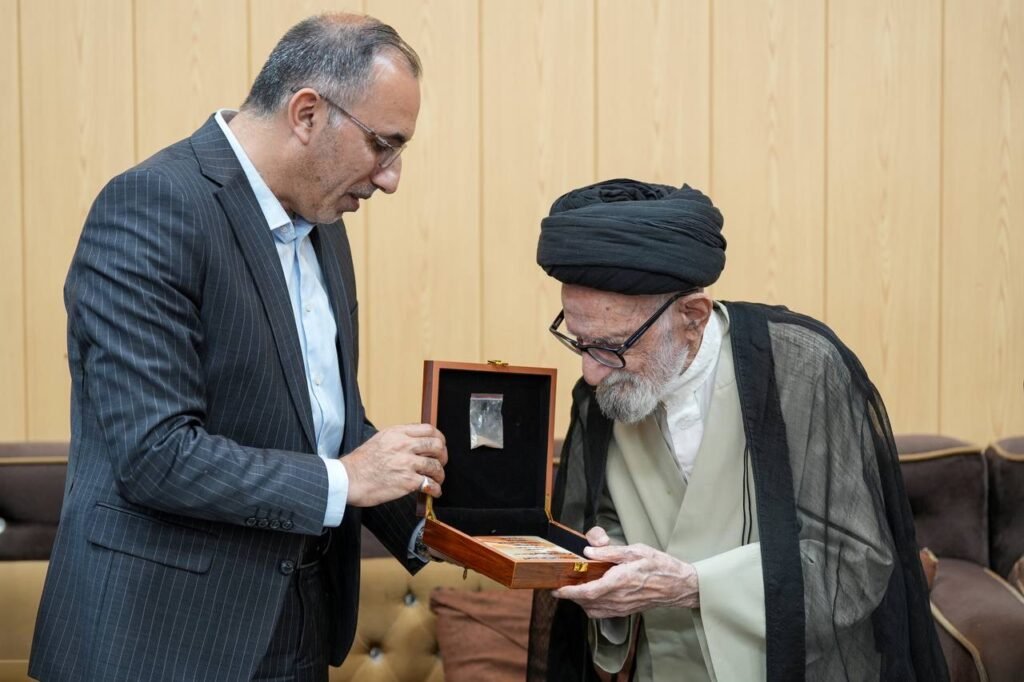 العتبة العسكرية المقدسة تحتفي بسماحة السيد أحمد الحسيني الأشكوري وتثمّن عطائه العلمي والتحقيقي