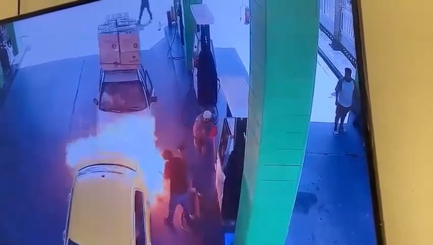 شاهد: انشغال سائق باتصال هاتفي يتسبب باحتراق سيارتين في محطة وقود بالكوت