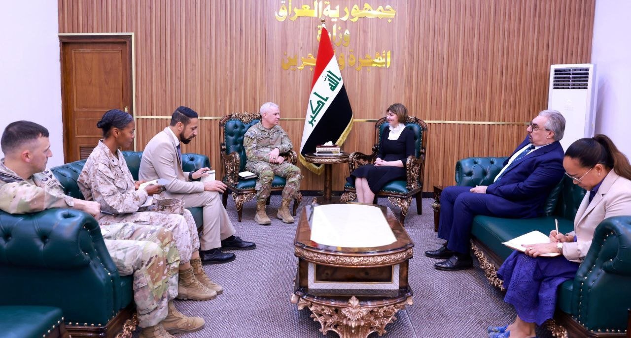 وزيرة الهجرة تبحث مع قائد قوة المهام المشتركة في التحالف الدولي تعزيز التعاون لضمان عودة النازحين من مخيم الهول