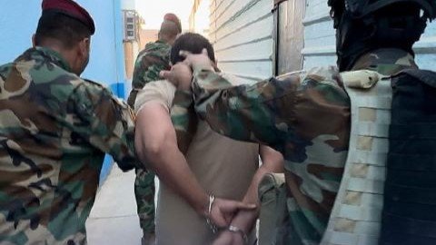 شرطة النجف تداهم منزلاً وتعتقل 3 متهمين بعد بلاغ على الخط الساخن