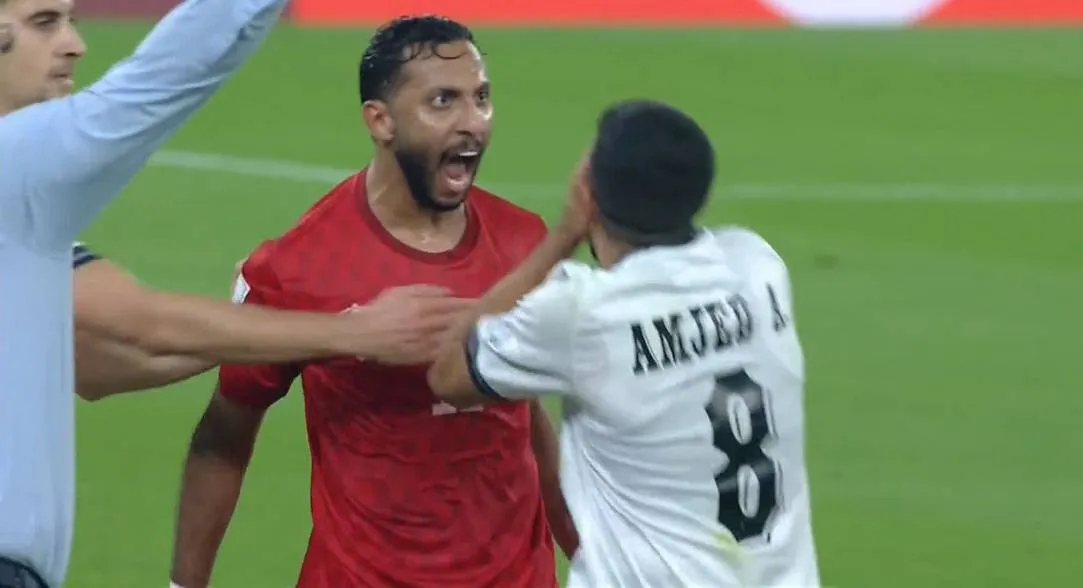 “فيفا” يوقف لاعب البحرين ويغرمه مالياً بعد اعتدائه على امجد عطوان